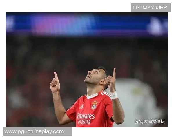 曼联足总杯大胜里昂球员帽子戏法引发争议判罚热议